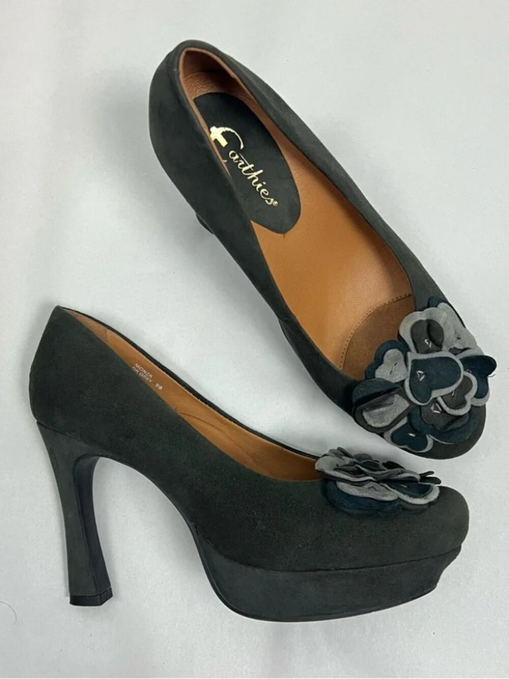 Earthies Monza Platform Pumps Size 9 Suede Floral Applique Heels Comfort